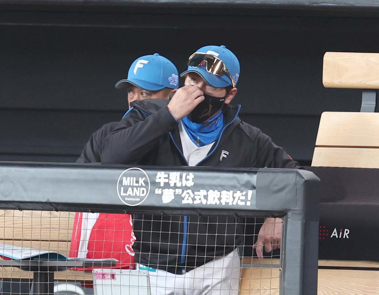 日本ハム対西武　ベンチで渋い表情の新庄監督（撮影・黒川智章）