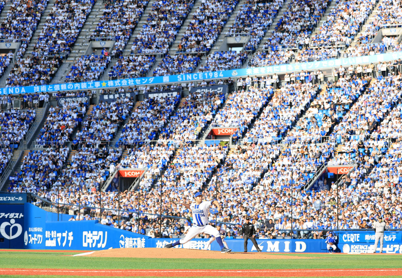 DeNA対巨人　GWで満員に膨れ上がったスタジアムで9回表巨人の攻撃で投げ込むバウアー（撮影・浅見桂子）