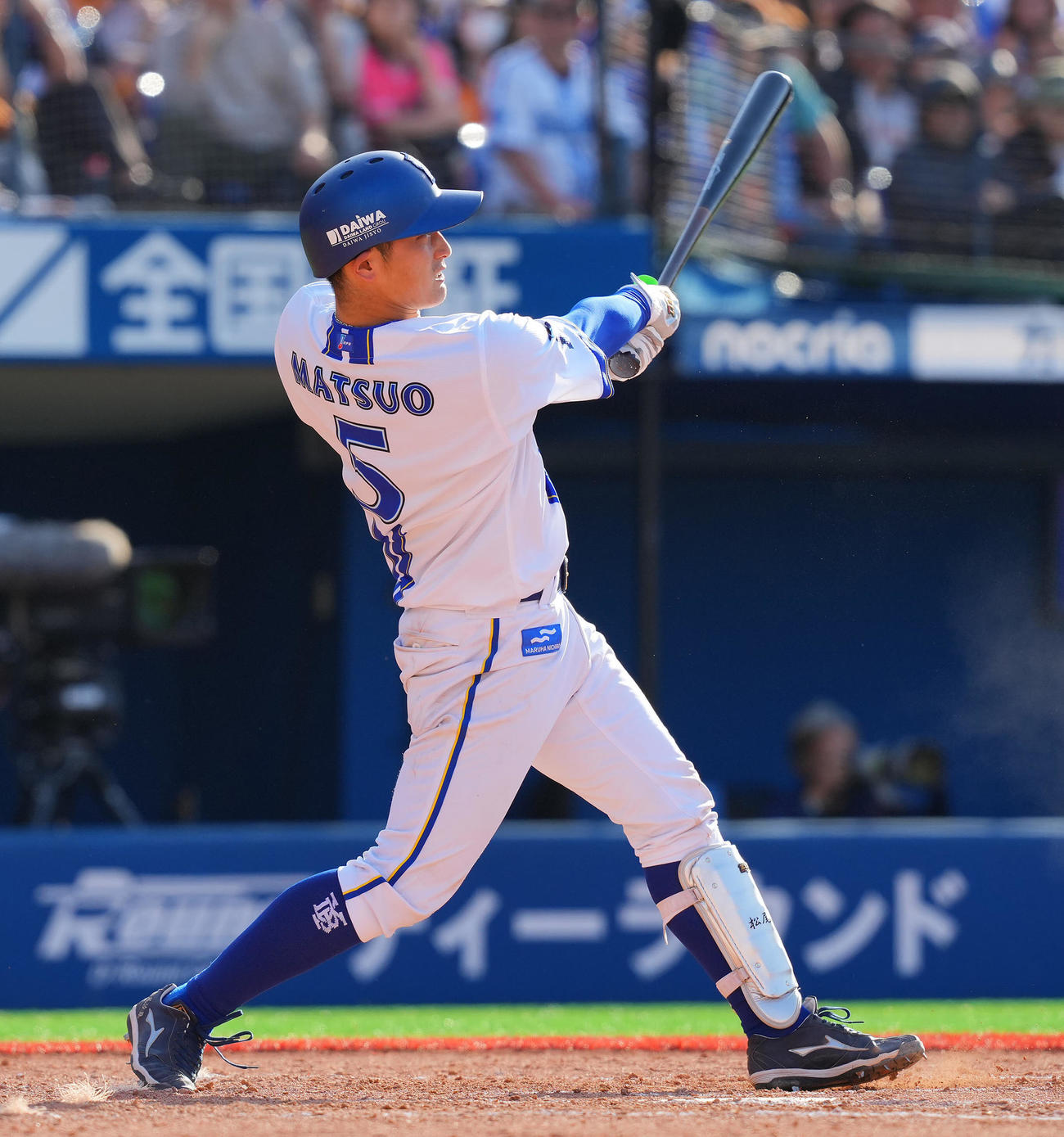 DeNA対巨人　8回裏DeNA1死一、三塁、先制の左犠飛を放つ松尾（撮影・垰建太）