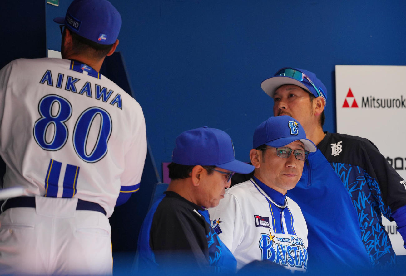 DeNA対巨人　8回裏を前にベンチでコーチやスタッフと言葉を交わすDeNA三浦監督（右から2人目）（撮影・垰建太）