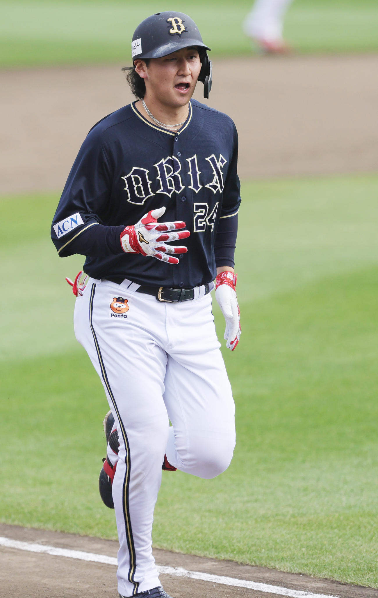 楽天対オリックス　5回表オリックス1死、左越え本塁打を放ち本塁に向かう紅林（撮影・野上伸悟）