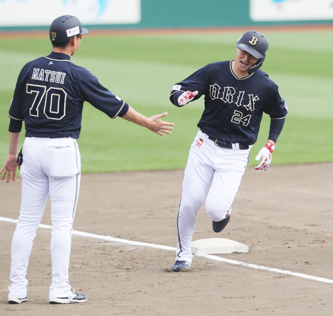 楽天対オリックス　5回表オリックス1死、左越え本塁打を放ち三塁を回る紅林（撮影・野上伸悟）
