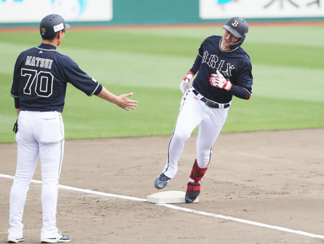 楽天対オリックス　5回表オリックス1死、左越え本塁打を放ち三塁を回る紅林（撮影・野上伸悟）