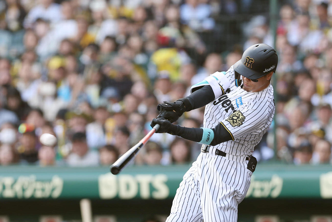 阪神対ヤクルト　6回裏阪神2死二塁、右中間へ適時三塁打を放つ佐藤輝（撮影・前田充）