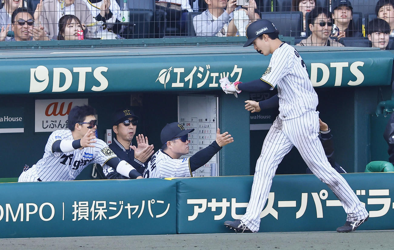 阪神対ヤクルト　6回裏阪神1死満塁、中野の左犠飛で、ベンチで手をたたく藤川監督（左から2人目）（撮影・藤尾明華）