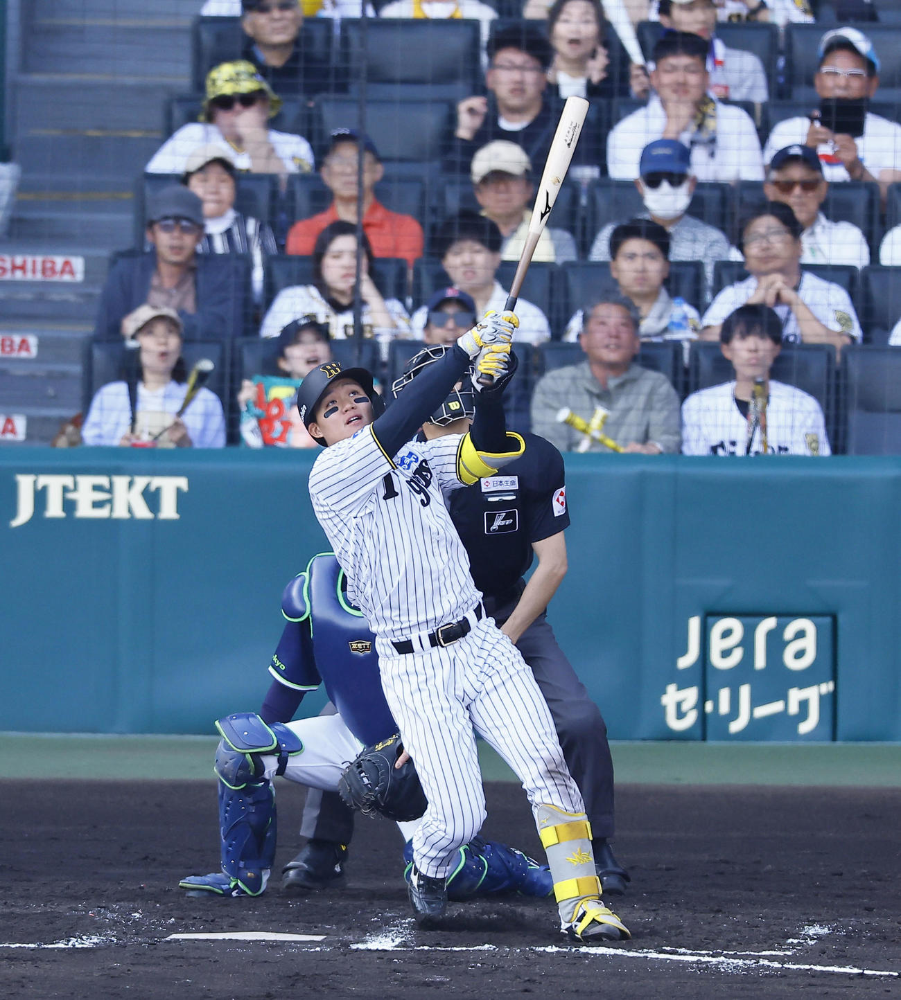 阪神対ヤクルト　6回裏阪神2死二、三塁、森下の中飛を放つも相手落球で出塁する（撮影・藤尾明華）