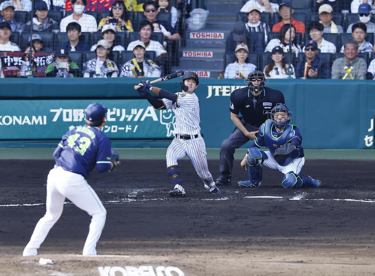 阪神対ヤクルト　6回裏阪神1死満塁、中野は左犠飛を放つ。投手山本（撮影・藤尾明華）