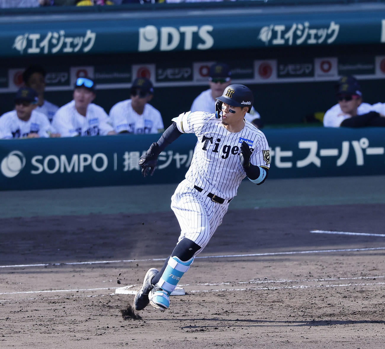 阪神対ヤクルト　5回裏阪神1死二塁、佐藤輝は右前に二塁打を放ち二塁へ向かう（撮影・藤尾明華）