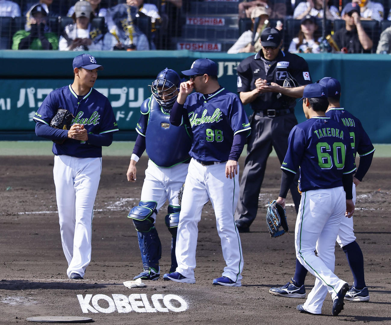 阪神対ヤクルト　3回裏阪神1死一、三塁から大山に2点適時二塁打を許し、コーチらに声をかけられる奥川（左端）（撮影・藤尾明華）