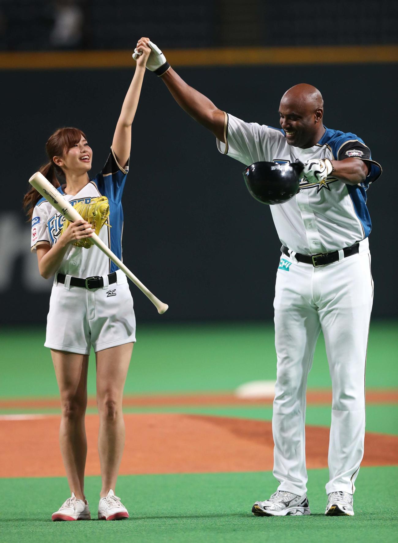 元日本ハムのセギノール氏と稲村亜美（2016年6月28日撮影）