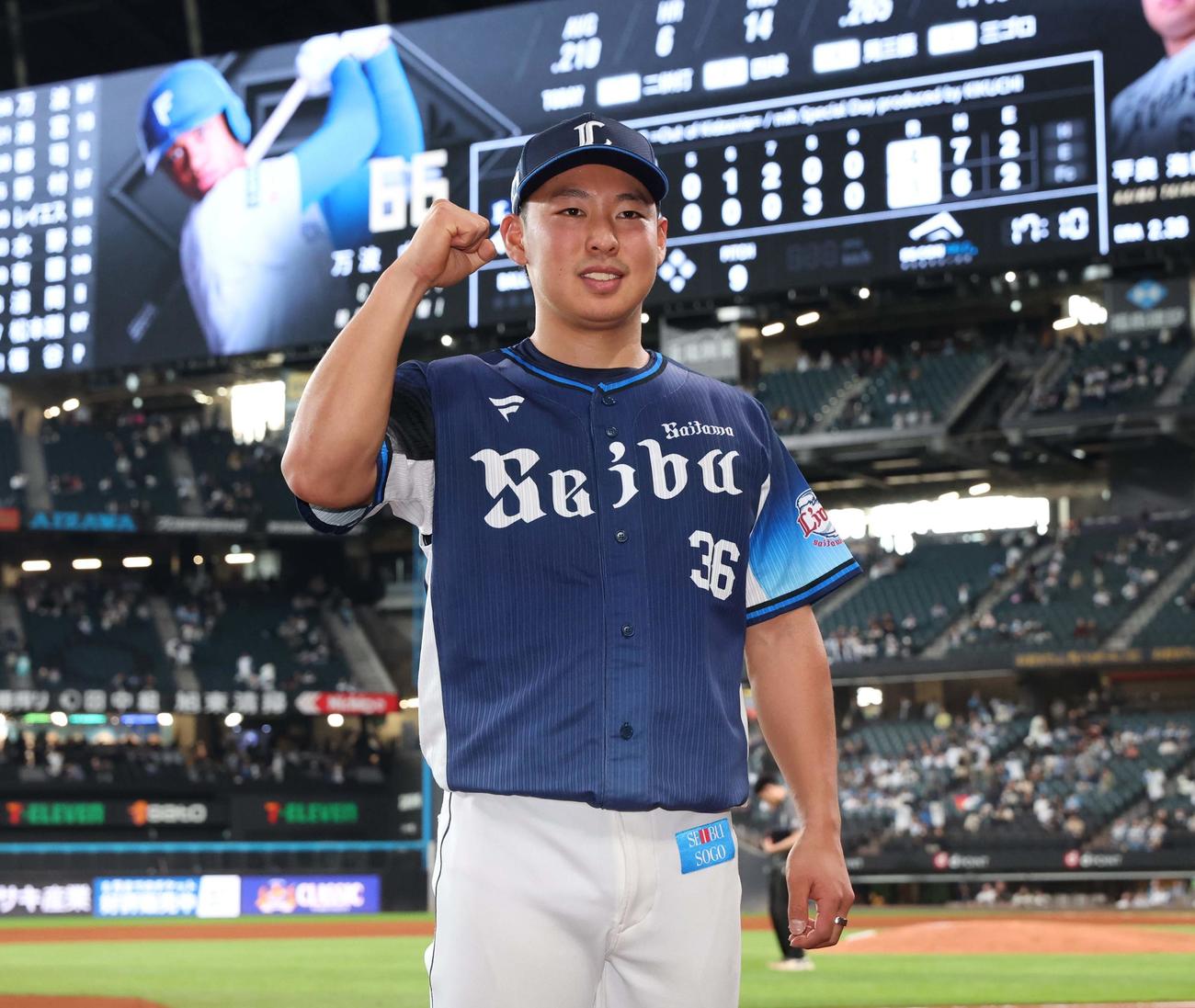 日本ハム対西武　試合後、ガッツポーズの山田（撮影・黒川智章）