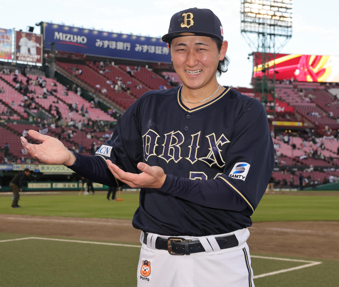 楽天対オリックス　4月30日に第1子が生まれたばかりのオリックス紅林は、ヒーローインタビューに呼ばれ笑顔でゆりかごポーズ（撮影・野上伸悟）