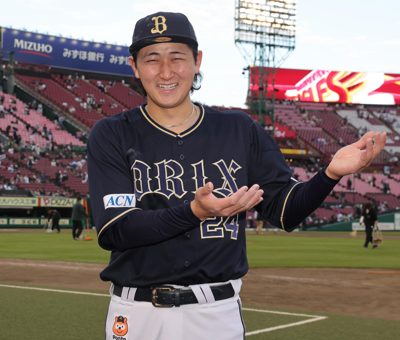 楽天対オリックス　4月30日に第1子が生まれたばかりのオリックス紅林は、ヒーローインタビューに呼ばれ笑顔でゆりかごポーズ（撮影・野上伸悟）