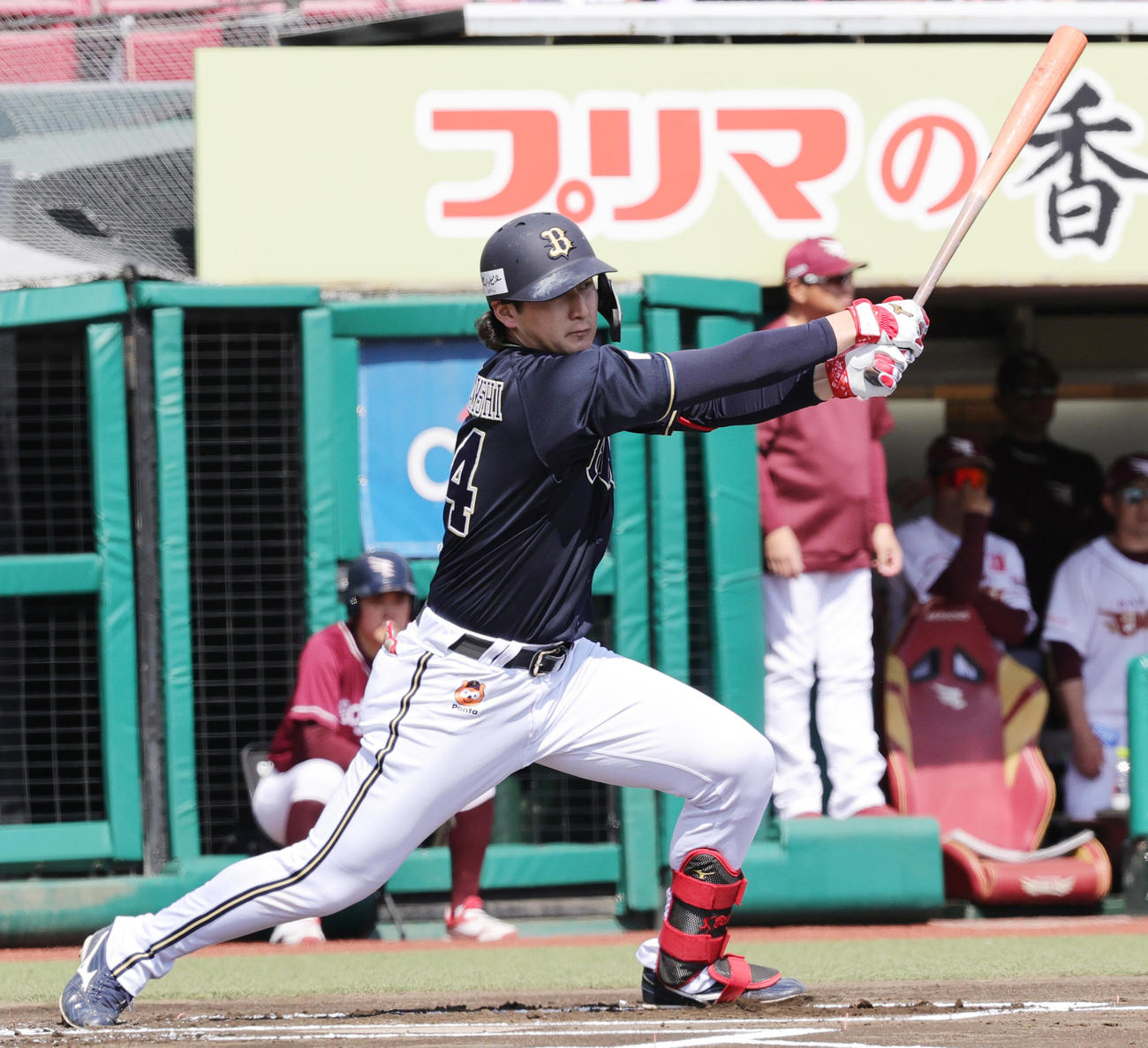 楽天対オリックス　1回表オリックス無死二塁、中前先制適時打を放つ紅林（撮影・野上伸悟）
