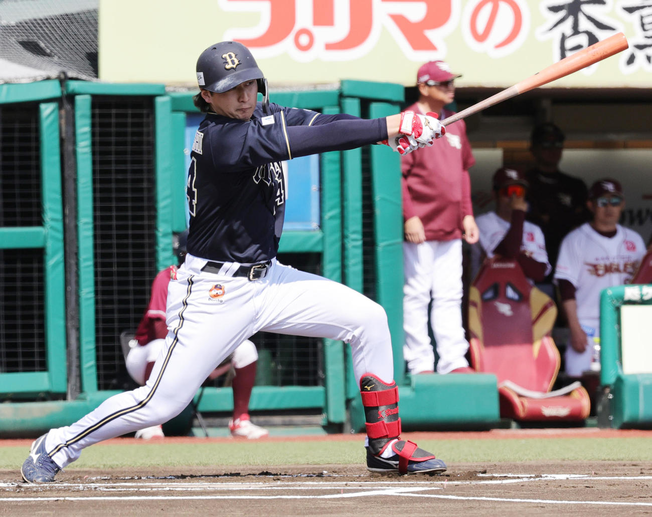 楽天対オリックス　1回表オリックス無死二塁、中前先制適時打を放つ紅林（撮影・野上伸悟）
