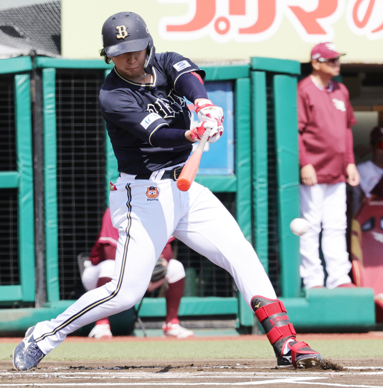 楽天対オリックス　1回表オリックス無死二塁、中前先制適時打を放つ紅林（撮影・野上伸悟）