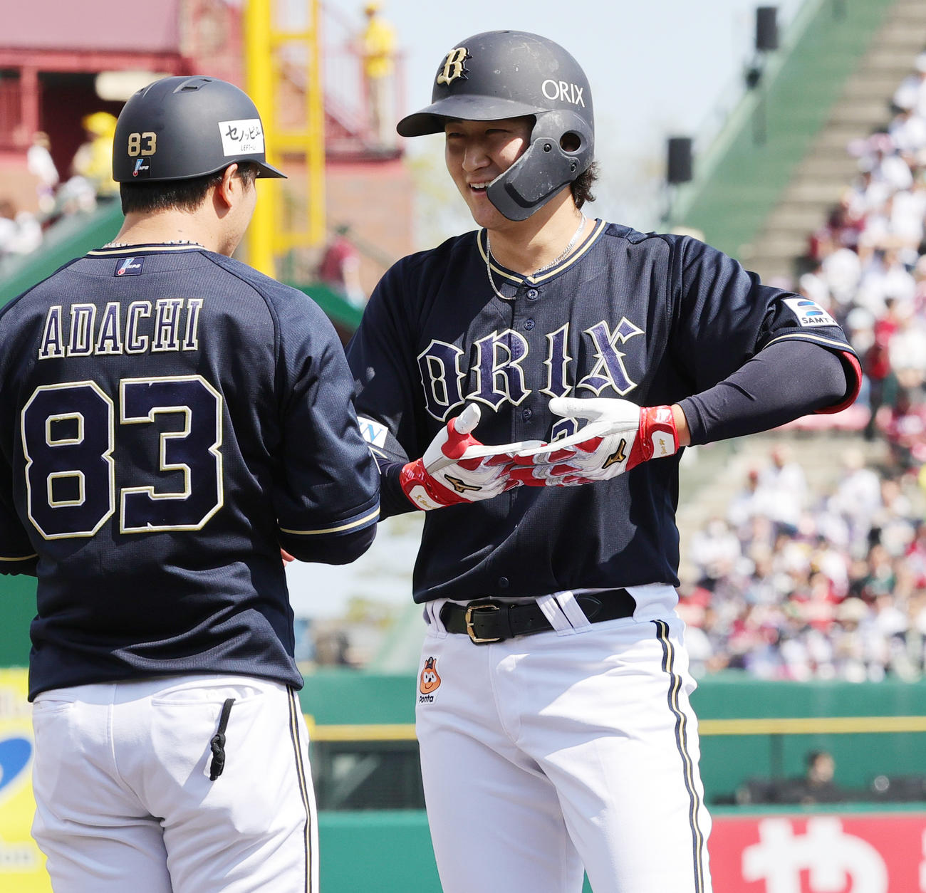 楽天対オリックス　1回表オリックス無死二塁、中前先制適時打を放った紅林は、4月30日に第1子が生まれたばかりで、ゆりかごポーズで喜ぶ（撮影・野上伸悟）