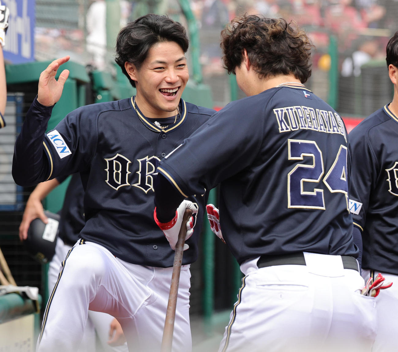 楽天対オリックス　4月30日に第1子が生まれたばかりの紅林（右）は、試合前からゆりかごポーズの予行演習。左は麦谷（撮影・野上伸悟）