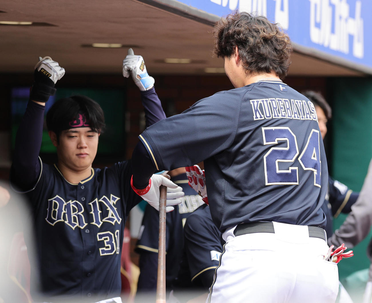 楽天対オリックス　4月30日に第1子が生まれたばかりの紅林（右）は、試合前からゆりかごポーズの予行演習。左は太田（撮影・野上伸悟）
