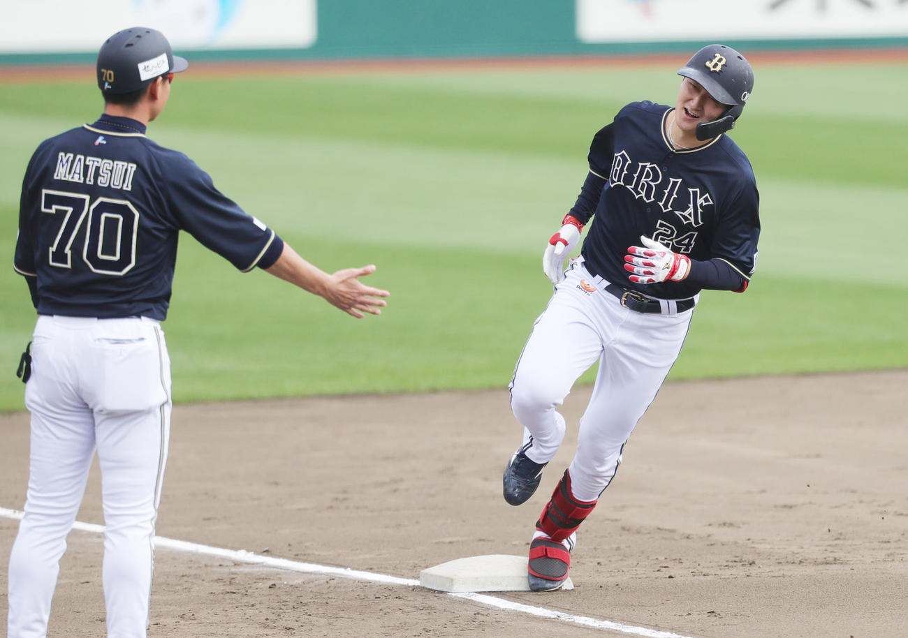 楽天対オリックス　5回表オリックス1死、左越え本塁打を放ち三塁を回る紅林（撮影・野上伸悟）