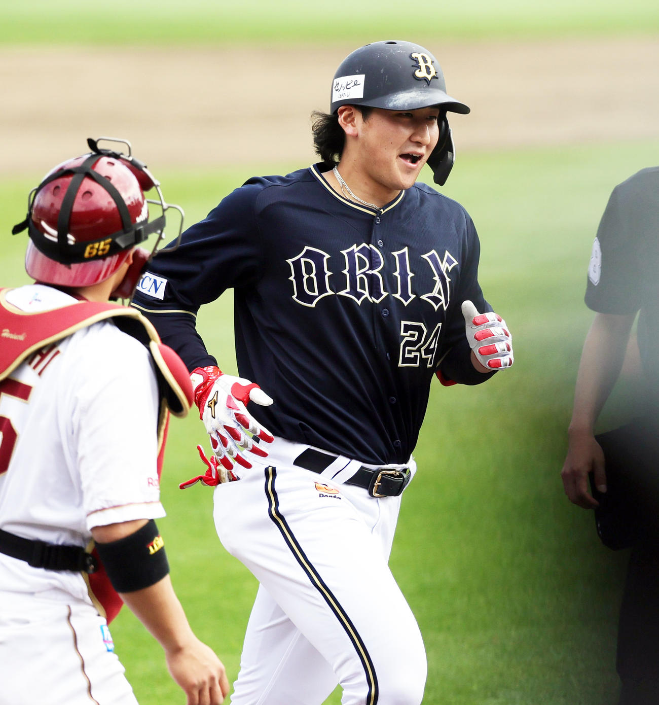 楽天対オリックス　5回表オリックス1死、左越え本塁打を放ち本塁に向かう紅林（撮影・野上伸悟）