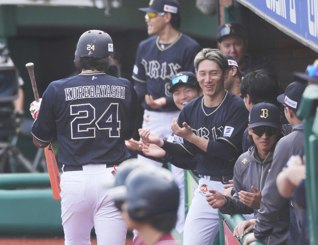 楽天対オリックス　5回表オリックス1死、左越え本塁打を放った紅林は、4月30日に第1子が生まれたばかりで、ゆりかごポーズで迎えられる（撮影・野上伸悟）