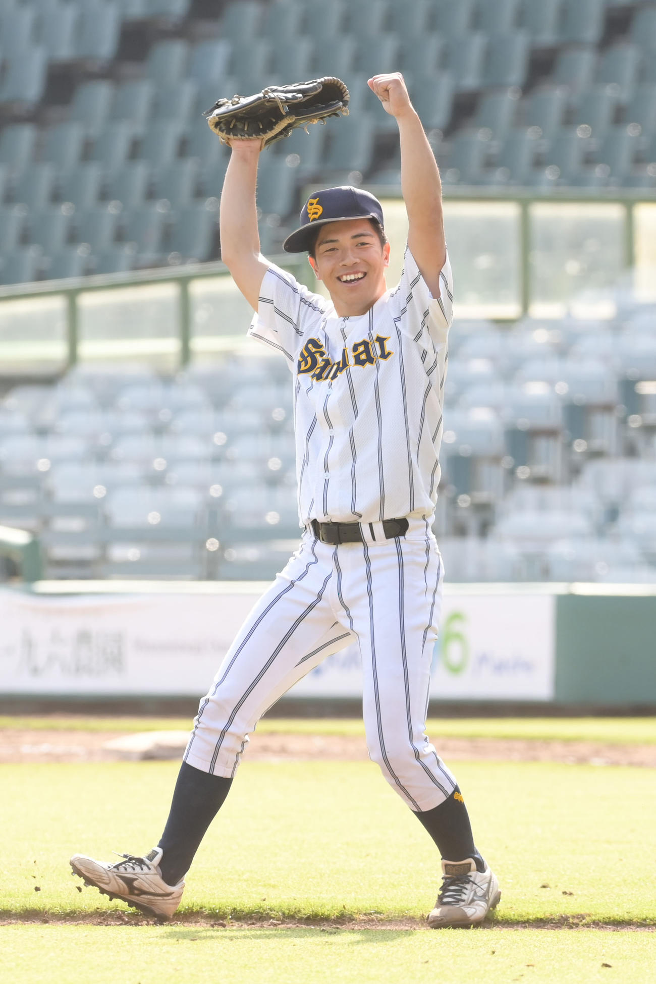大産大対甲南大　完投勝利した大産大の高橋は、ガッツポーズ（撮影・滝沢美穂子）