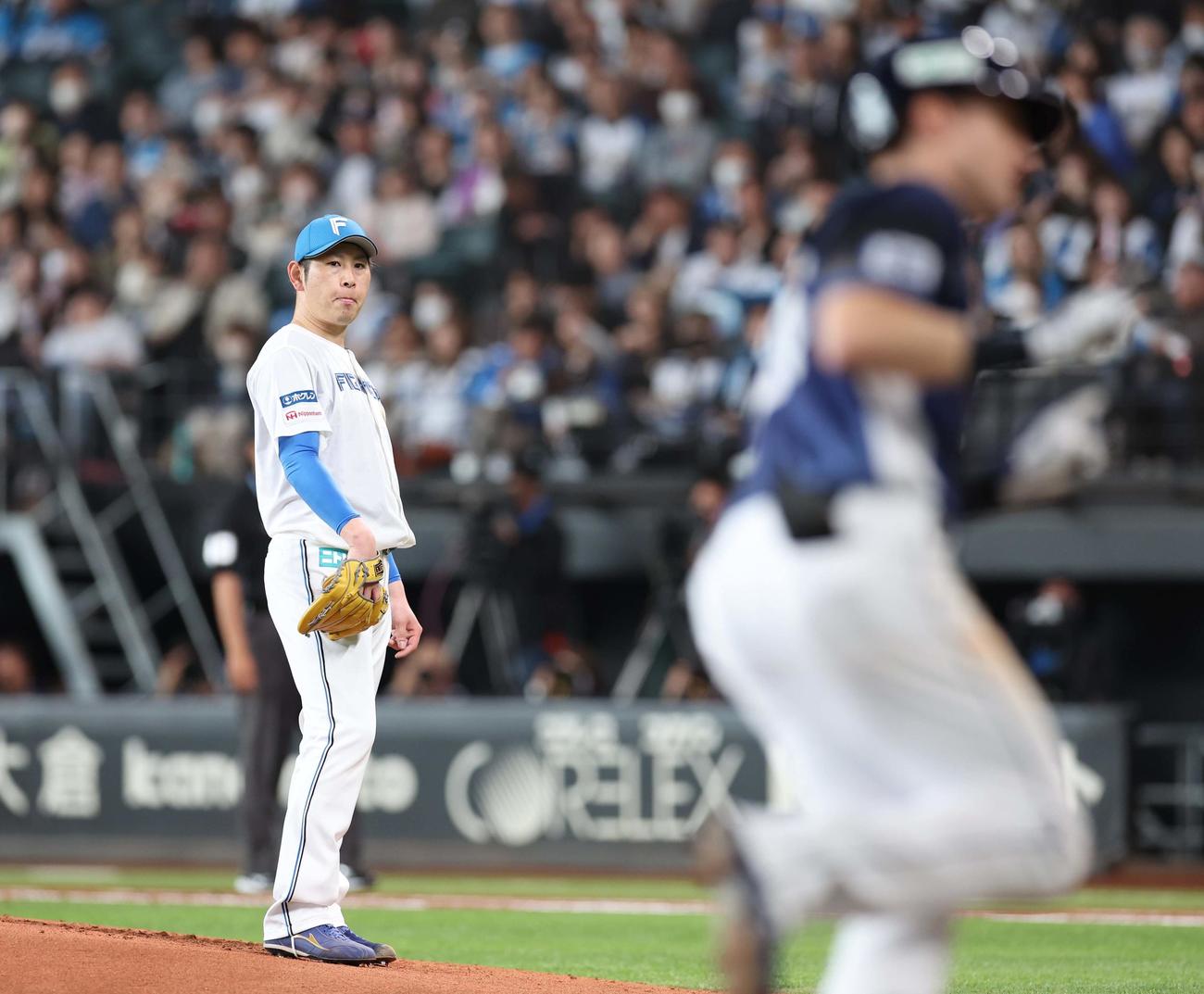 日本ハム対西武　4回表西武2死、ネビンに左越え本塁打を浴びる加藤貴（撮影・黒川智章）