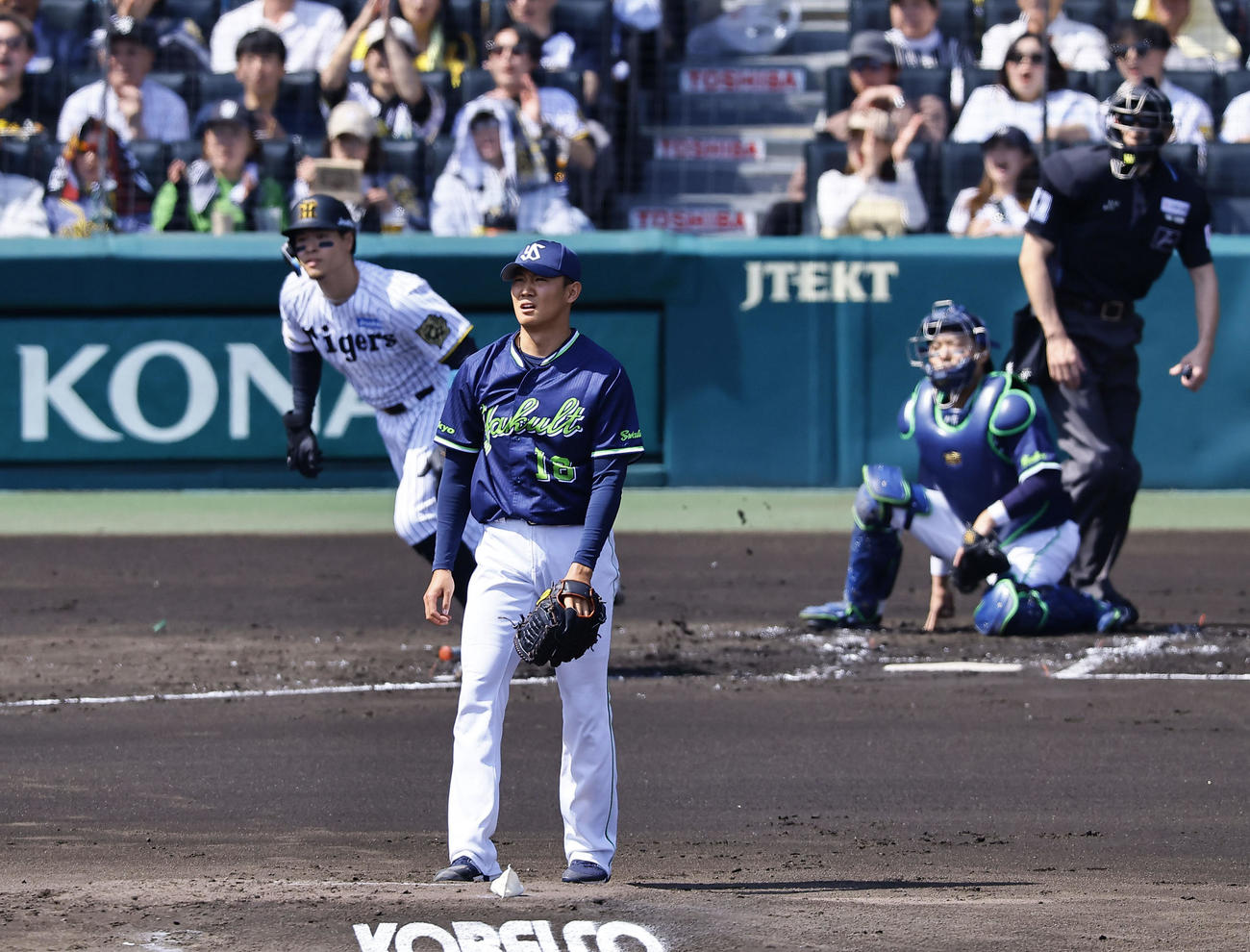 阪神対ヤクルト　1回裏阪神2死三塁、奥川は佐藤輝に先制適時打を許す（撮影・藤尾明華）