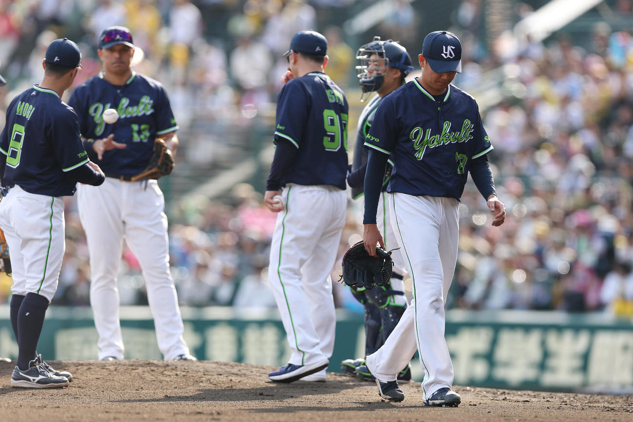 阪神対ヤクルト　6回裏阪神1死満塁、降板となり、うつむきながらベンチへ下がる奥川（右端）（撮影・前田充）