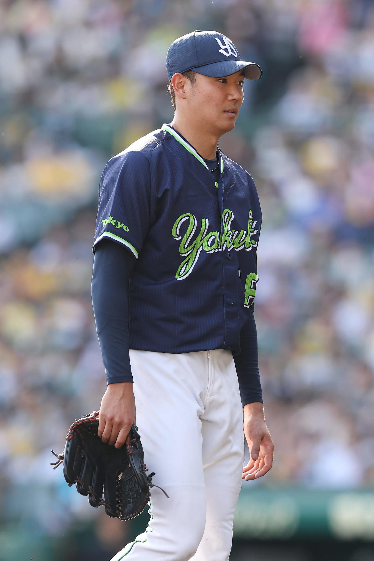 阪神対ヤクルト　6回裏阪神1死満塁、降板となり、悔しそうにベンチへ下がる奥川（撮影・前田充）