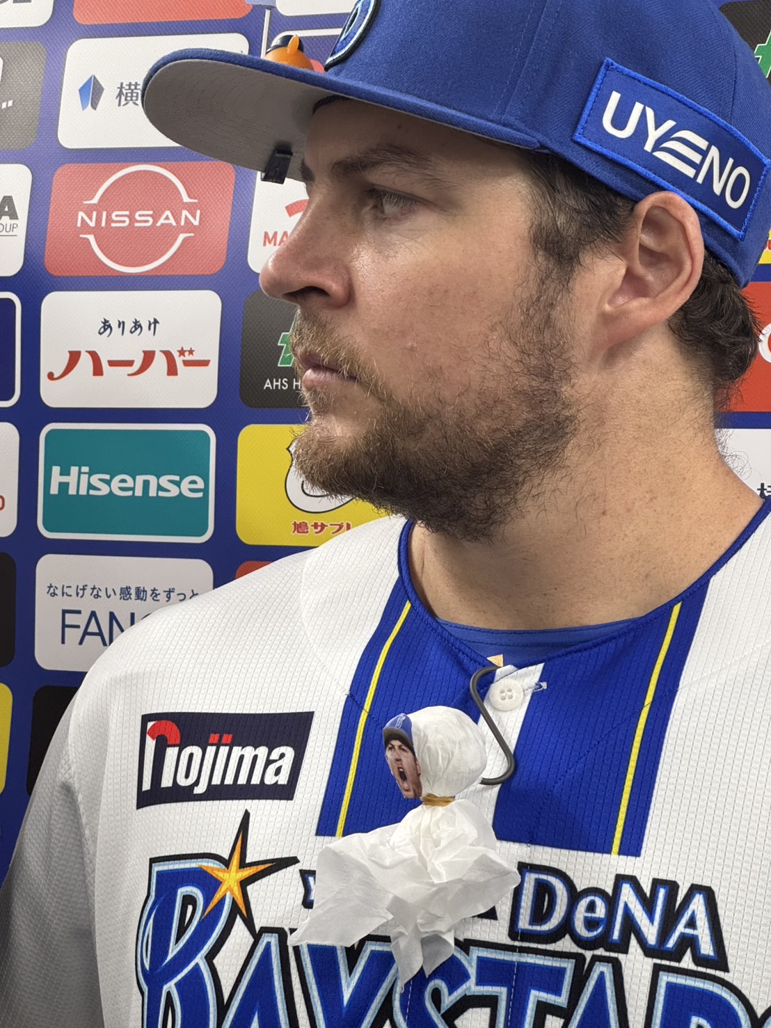 試合後の囲み取材にお手製のてるてる坊主をかけて登場したDeNAバウアー（撮影・小早川宗一郎）