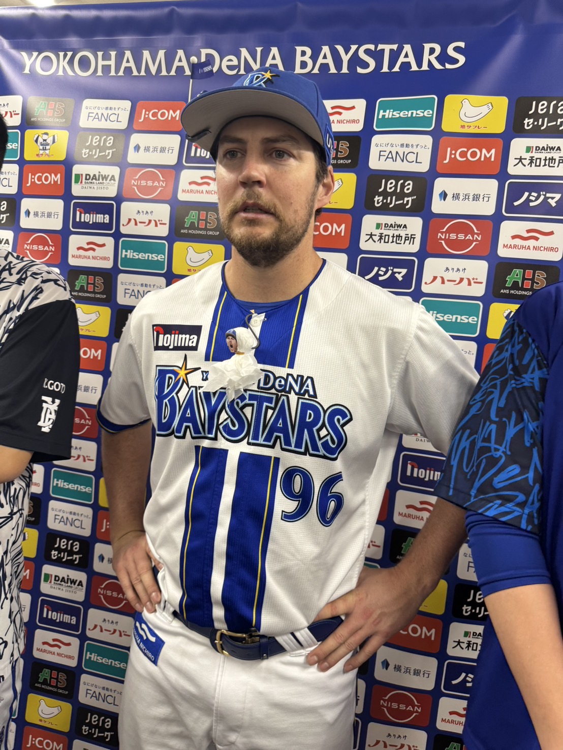 試合後の囲み取材にお手製のてるてる坊主をかけて登場したDeNAバウアー（撮影・小早川宗一郎）