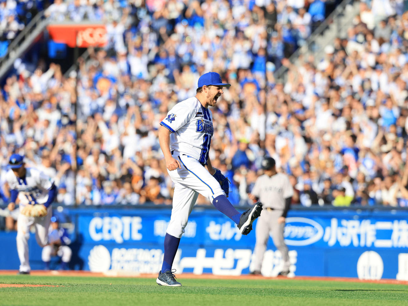 DeNA対巨人　9回表巨人2死一塁、吉川を左飛に仕留めて完封勝利を決めたバウアーは雄たけびを上げてガッツポーズ（撮影・浅見桂子）