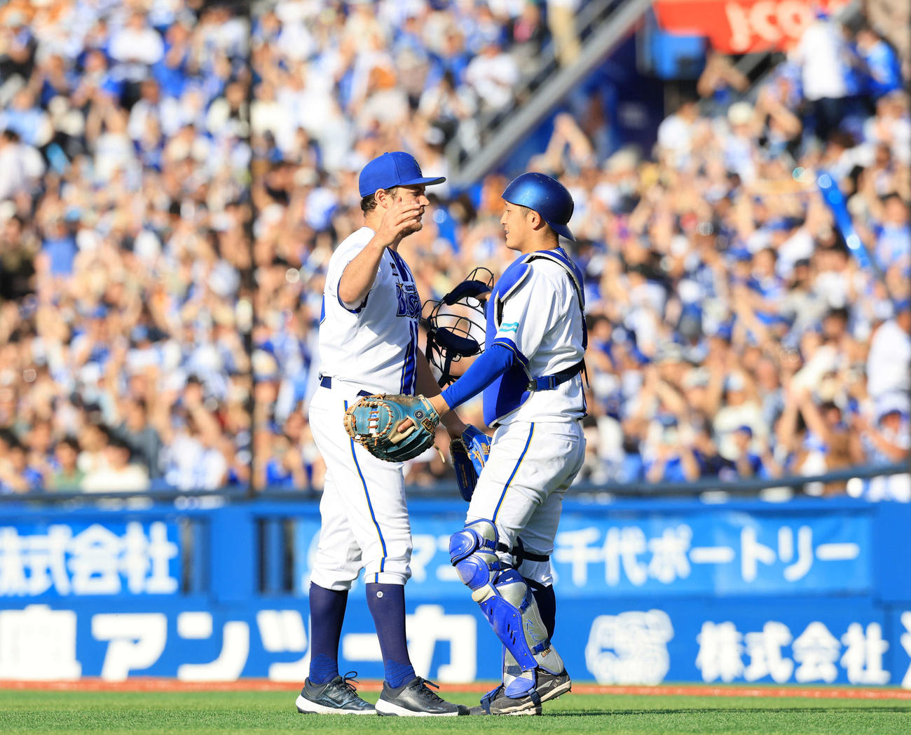 DeNA対巨人　9回表巨人2死一塁、吉川を左飛に仕留めて完封勝利を決めたバウアー（左）は松尾と抱擁する（撮影・浅見桂子）