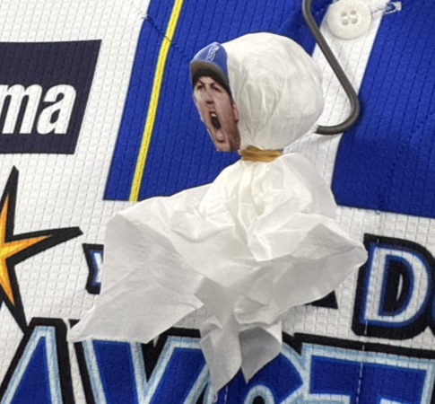 試合後の囲み取材にお手製のてるてる坊主をかけて登場したDeNAバウアー（撮影・小早川宗一郎）
