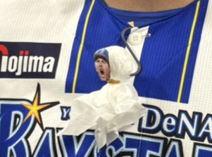 試合後の囲み取材にお手製のてるてる坊主をかけて登場したDeNAバウアー（撮影・小早川宗一郎）
