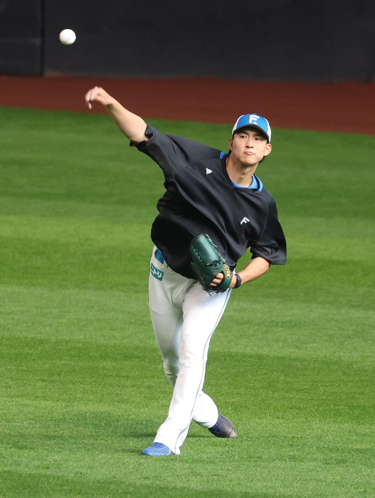 日本ハム対西武　キャッチボールする達（撮影・黒川智章）