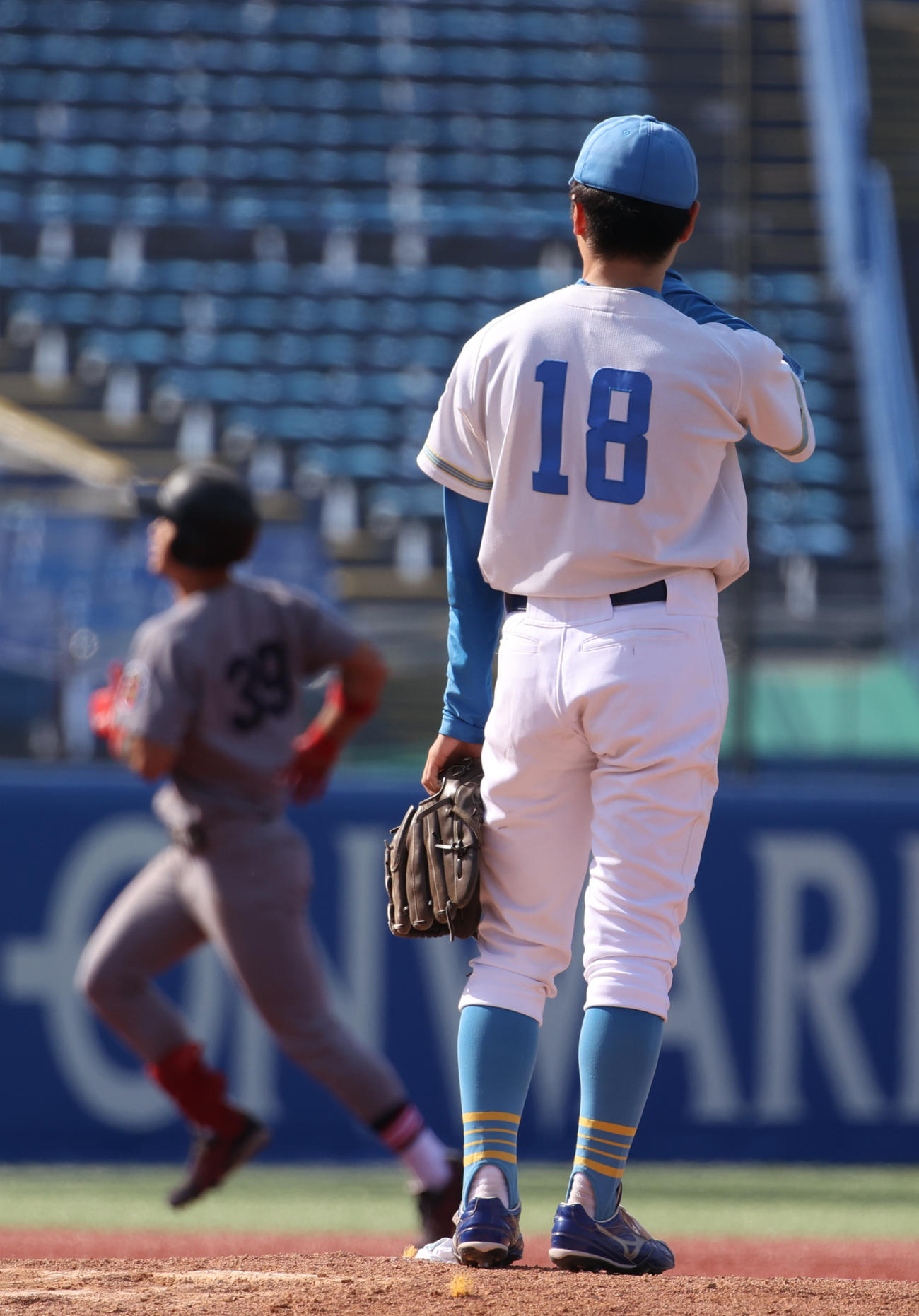 東大対慶大　5回裏慶大2死二塁、今津に右越えに本塁打を東大・渡辺（撮影・柴田隆二）