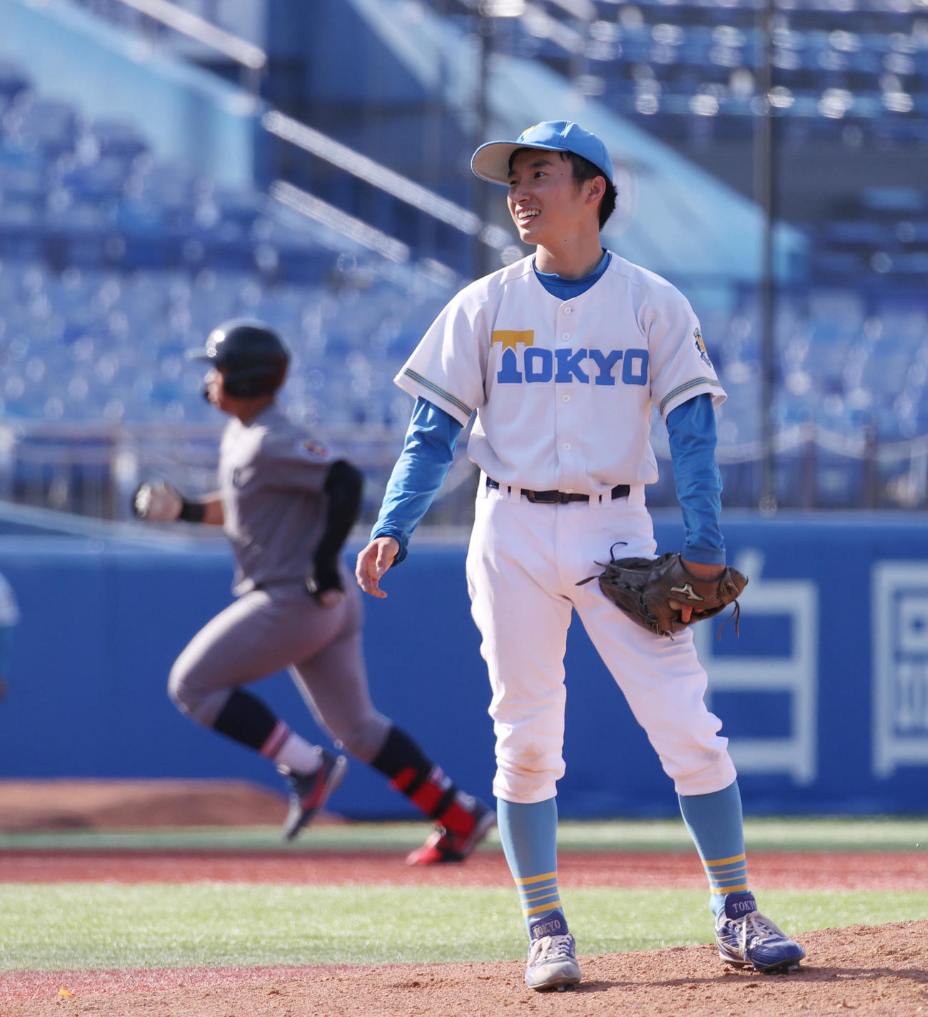 東大対慶大　7回裏慶大2死、中塚に右越えに本塁打を浴びた東大・渡辺（撮影・柴田隆二）