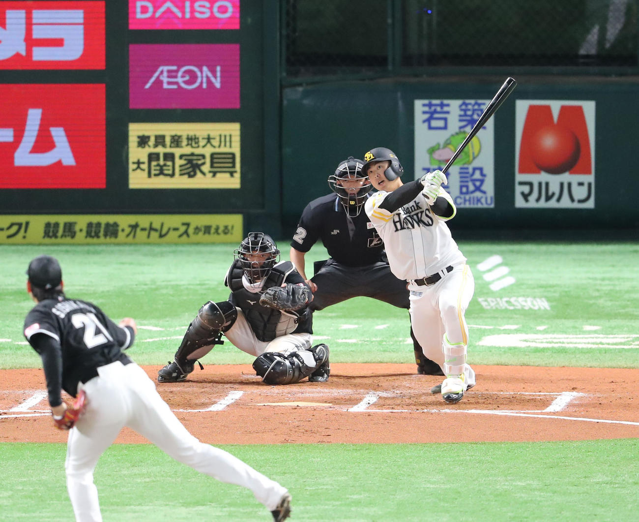 ソフトバンク対ロッテ　6回裏ソフトバンク2死一、二塁、石塚は中越えに2点適時二塁打を放つ（撮影・梅根麻紀）