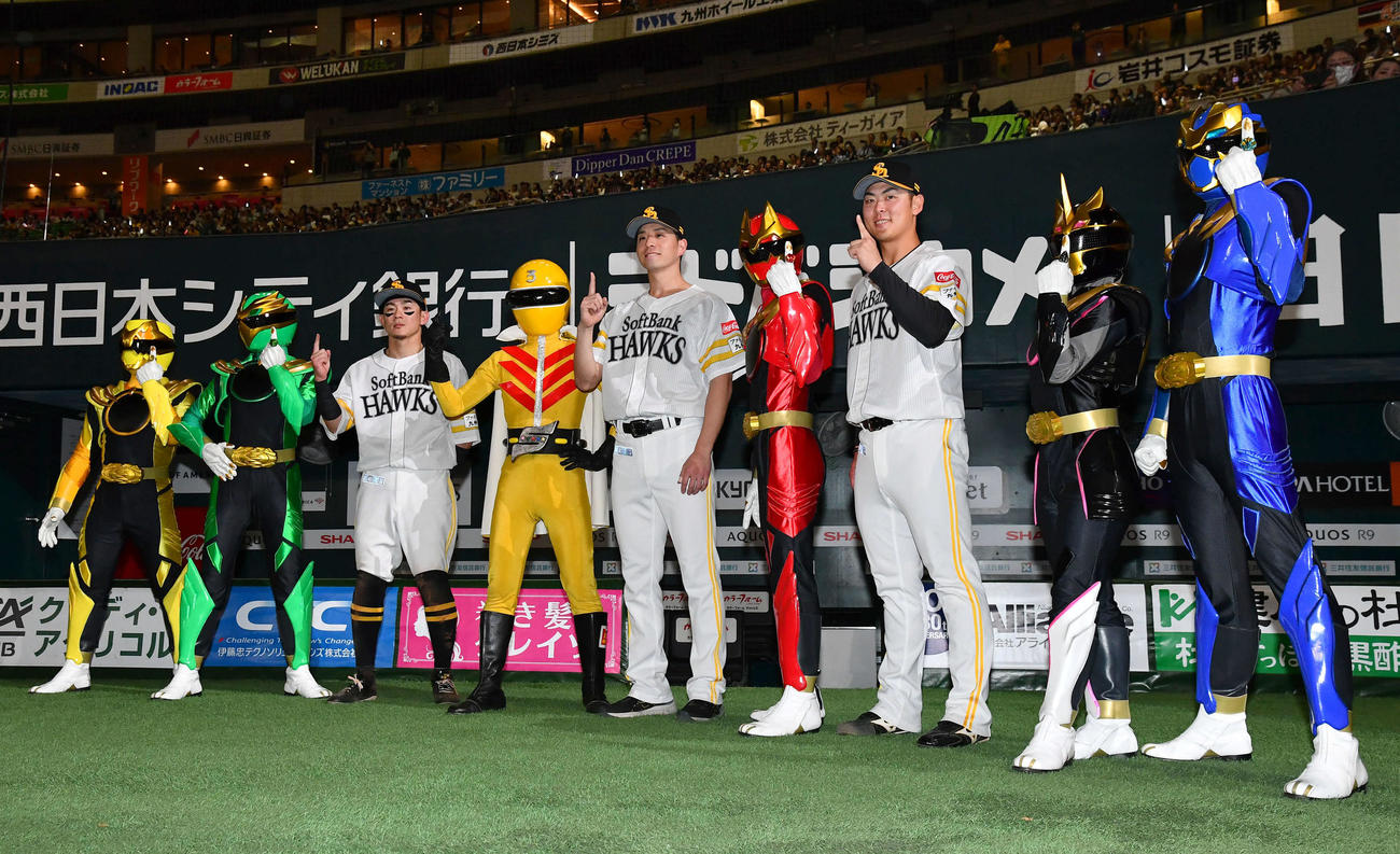 ソフトバンク対ロッテ　ロッテに連勝し、ゴジュウジャー、キレンジャーと写真に納まる牧原大（左）、大関（中央）、石塚（撮影・岩下翔太）