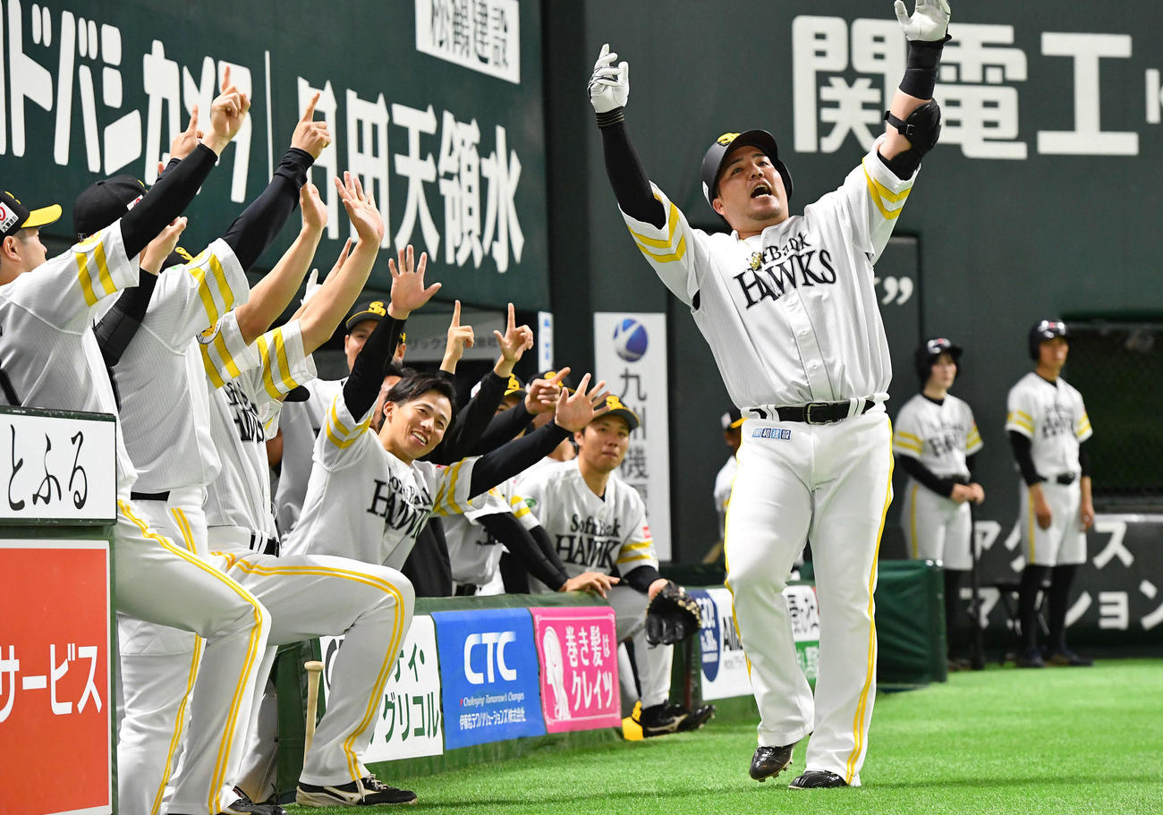 ソフトバンク対ロッテ　4回裏ソフトバンク1死、先制の左越え本塁打を放ち、どすこいポーズを決める山川（撮影・岩下翔太）