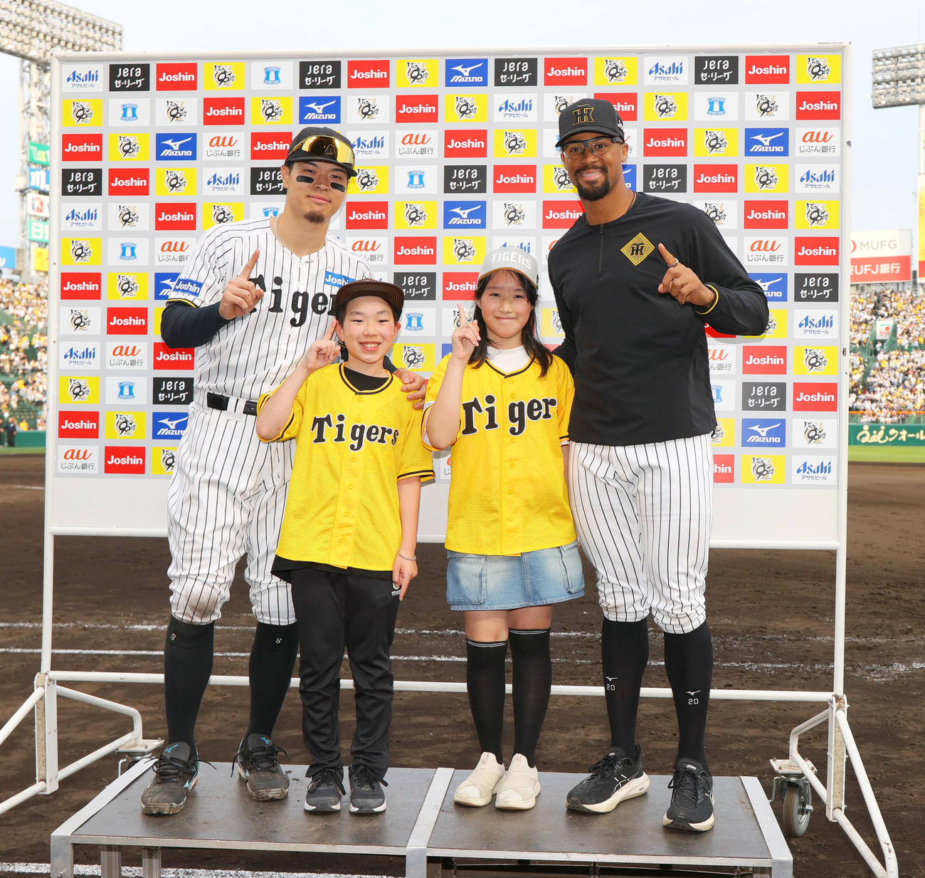 阪神対ヤクルト　ヒーローインタビューで質問した児童と笑顔で写真に納まる佐藤輝（左）とデュプランティエ（撮影・上山淳一）