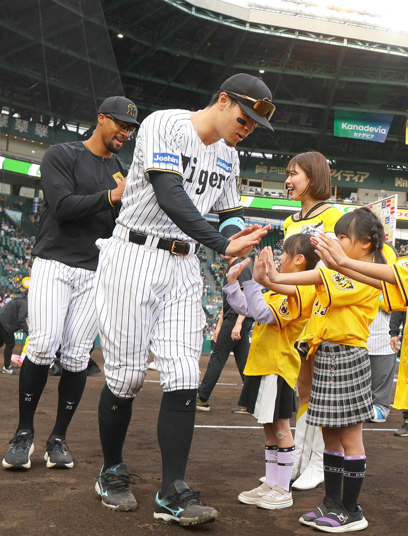 阪神対ヤクルト　ヤクルトに勝利し、ヒーローの佐藤輝（中央）とデュプランティエは児童とタッチをかわす（撮影・上山淳一）