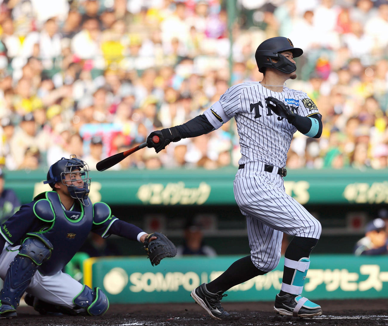 阪神対ヤクルト　6回裏阪神2死二塁、佐藤輝は右適時三塁打を放つ（撮影・上山淳一）