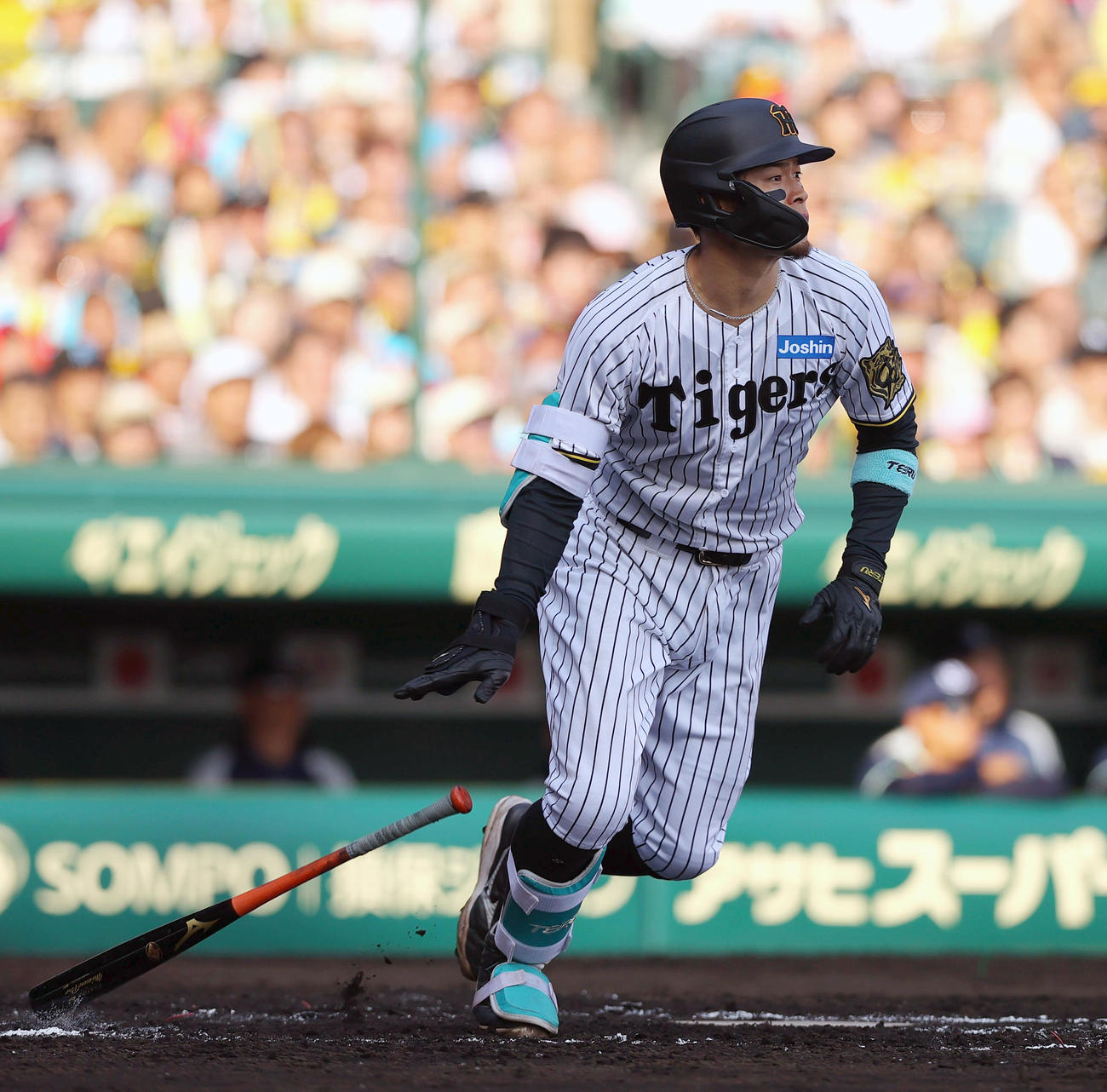阪神対ヤクルト　6回裏阪神2死二塁、佐藤輝は右適時三塁打を放つ（撮影・上山淳一）