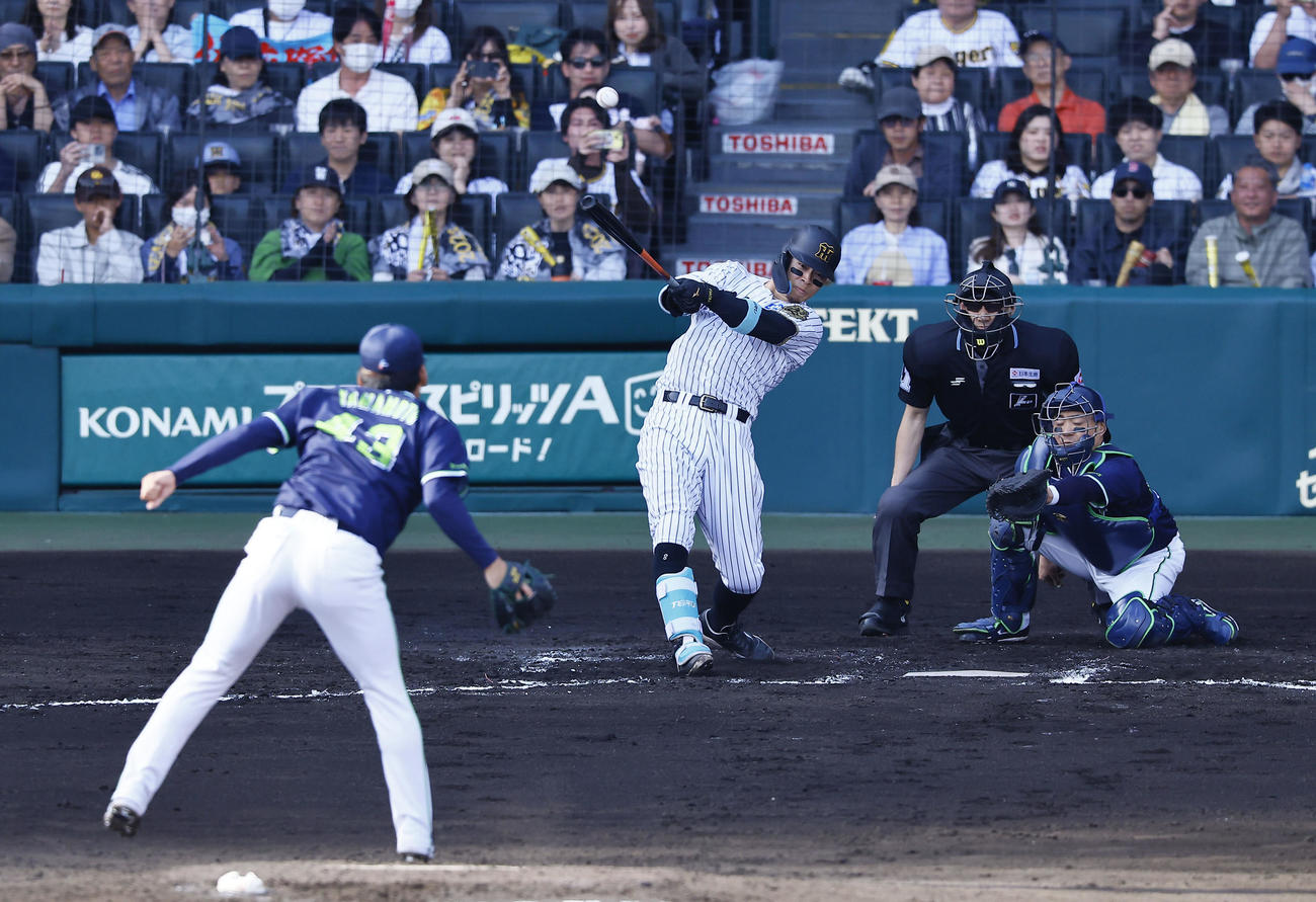 阪神対ヤクルト　6回裏阪神2死二塁、佐藤輝は右越えに適時三塁打を放つ。投手山本（撮影・藤尾明華）