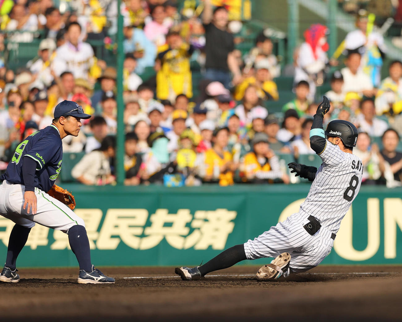 阪神対ヤクルト　6回裏阪神2死二塁、佐藤輝（右）は右適時三塁打を放ち三塁に向かう（撮影・上山淳一）