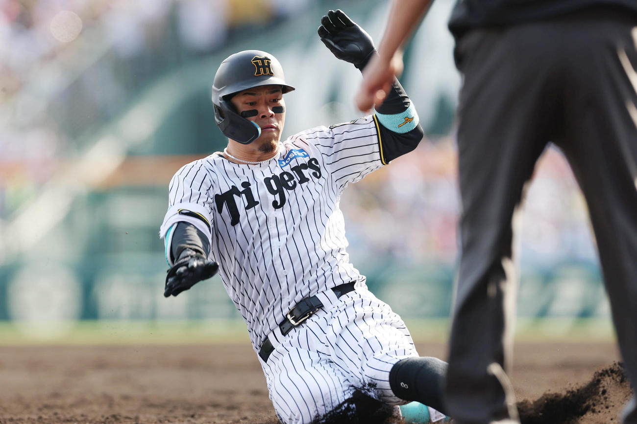 阪神対ヤクルト　6回裏阪神2死二塁、右中間への適時三塁打で三塁へ滑り込む佐藤輝（撮影・前田充）